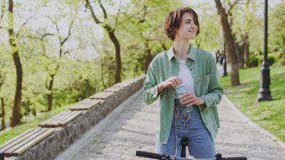 Vrouw staand bij fiets