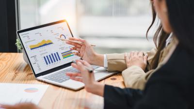 Vrouw aan bureau met laptop