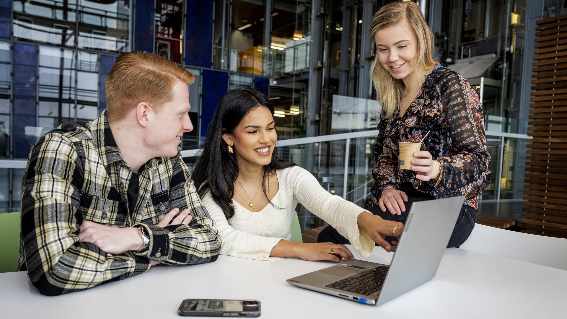 Drie studenten met laptop