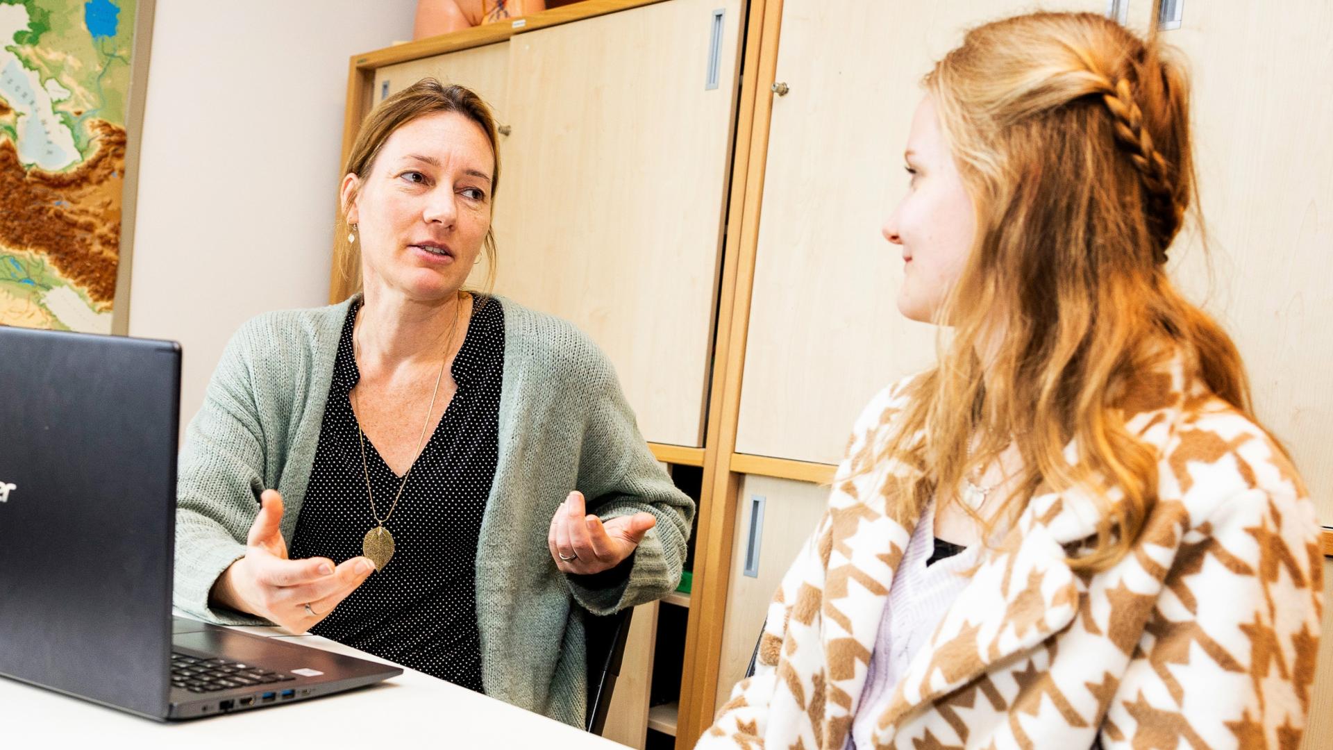 Lerares en student in gesprek