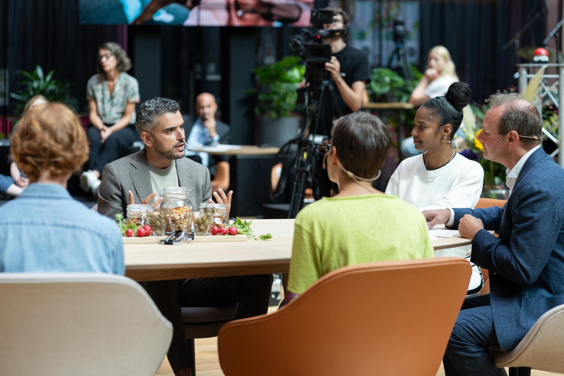 Wethouder Mbarki in panel
