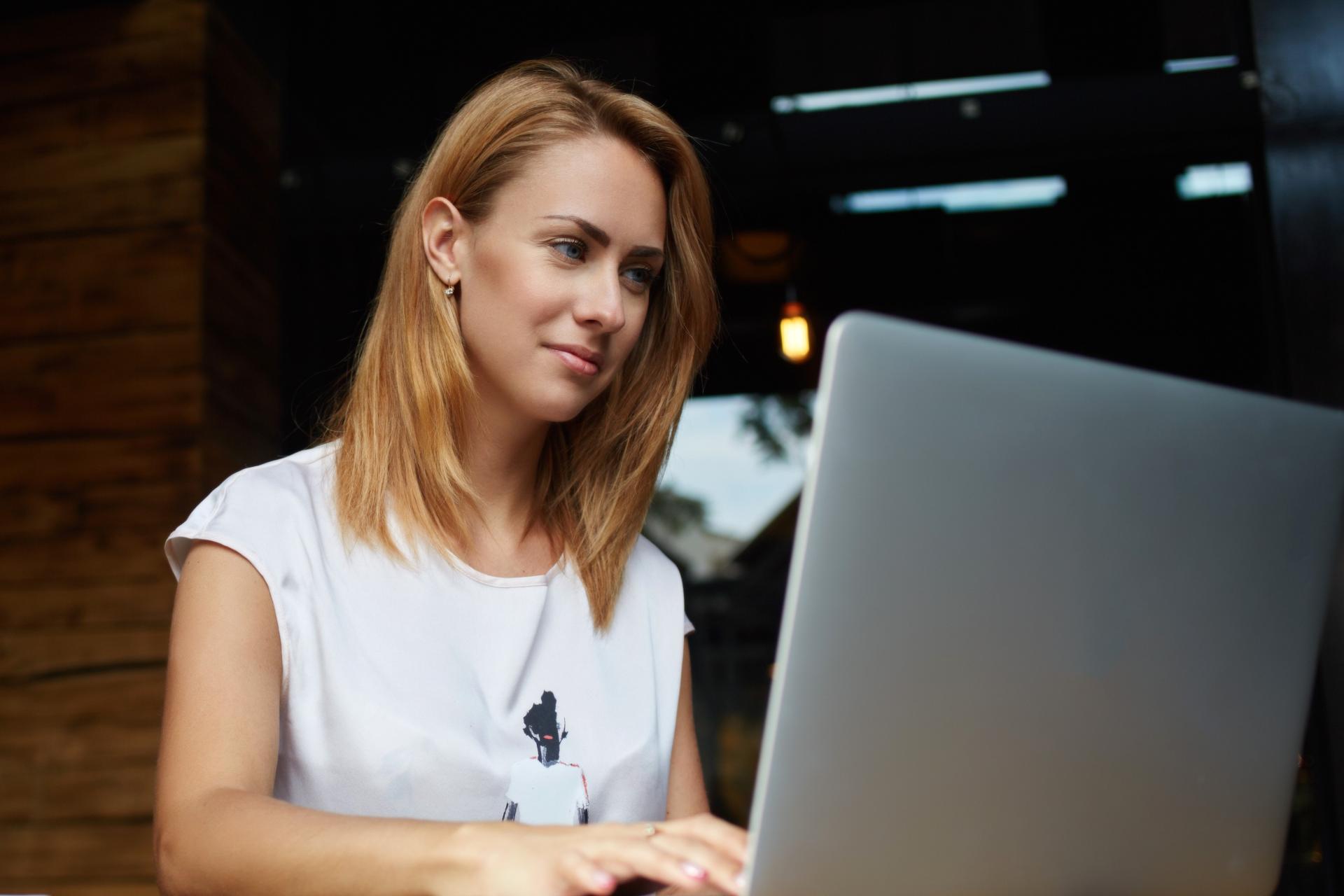 Vrouw achter laptop